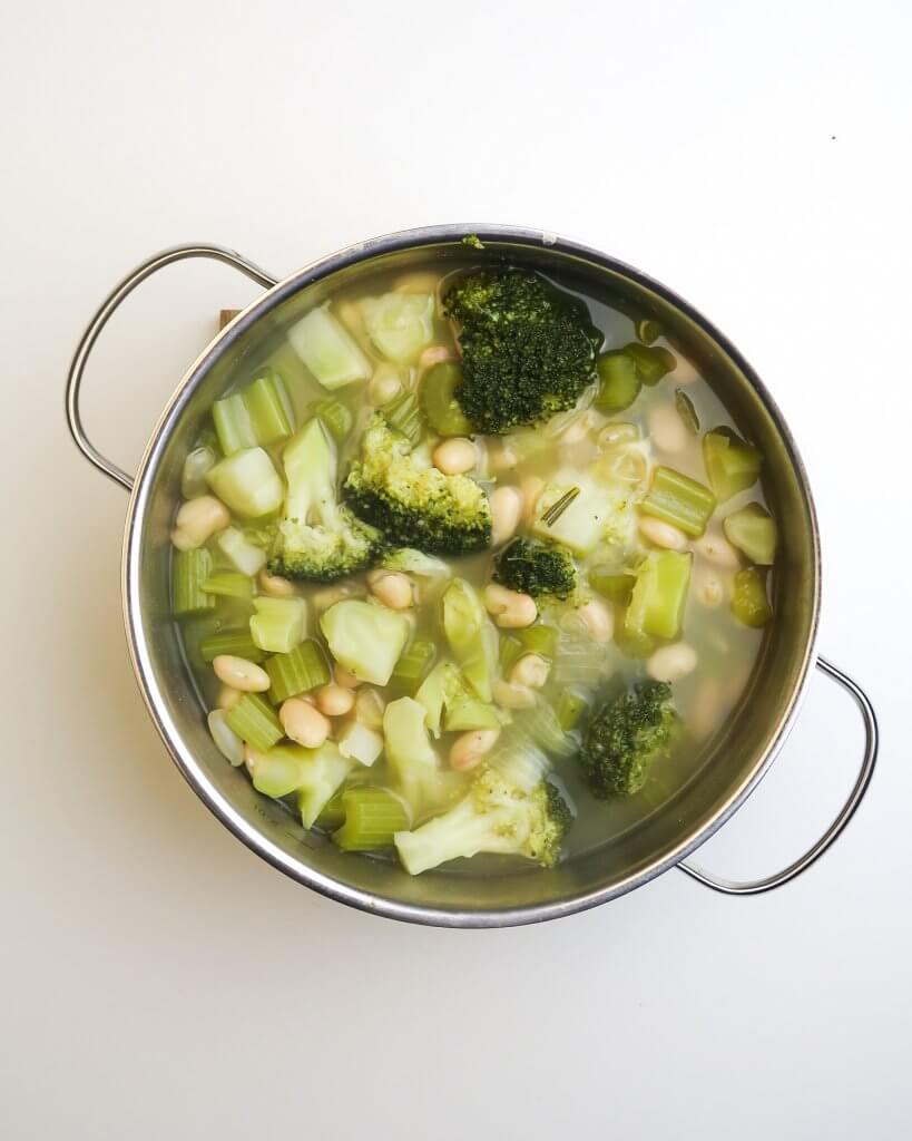 vegan-broccoli-soup-with-white-beans
