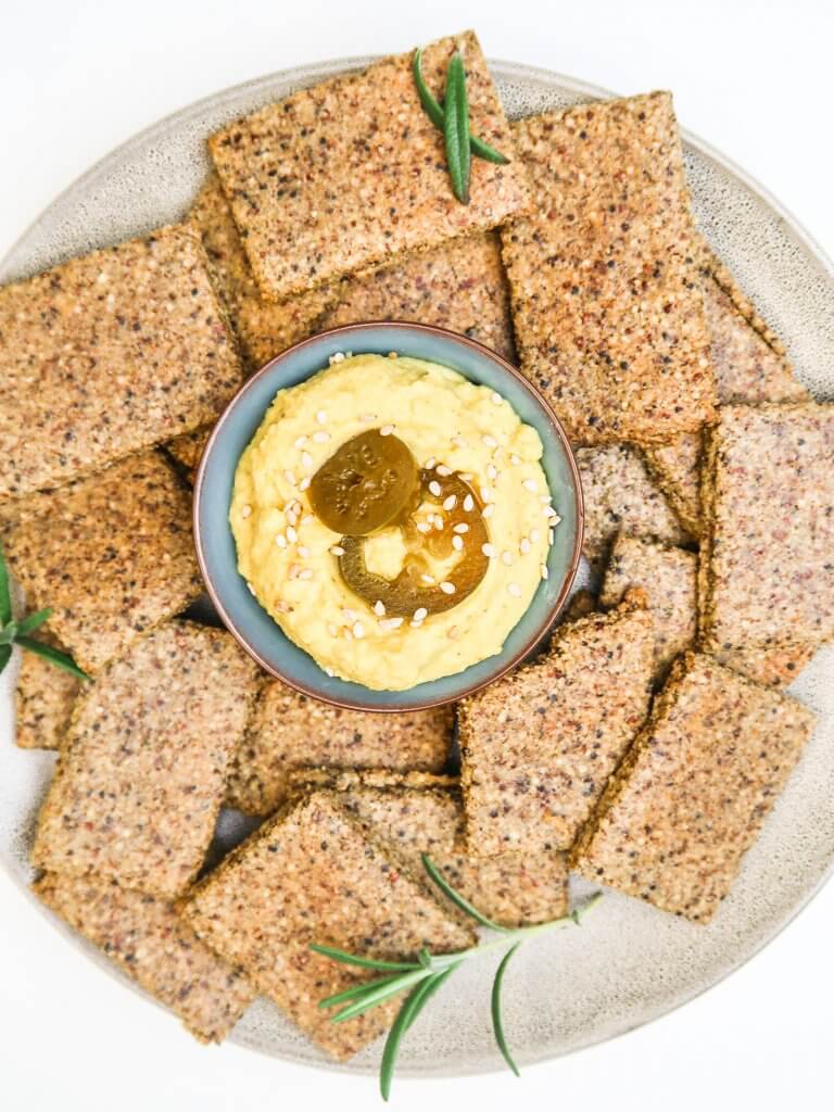 healthy-vegan-crackers-with-hummus