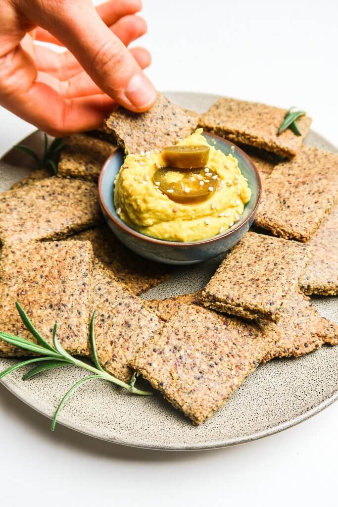 healthy-vegan-crackers-with-hummus